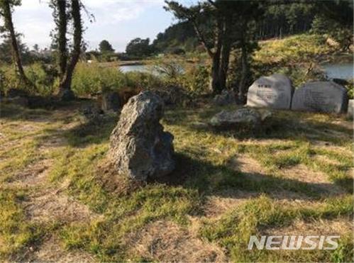 제주시 애월읍 수산리 수산저수지 인근에 설치된 시(詩)비. (사진=제주시 제공)