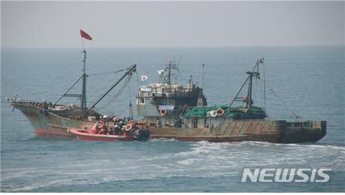 【서울=뉴시스】 지난 11일 제주 차귀도 서방 해상 배타적경제수역(EEZ)에서 조업일지 허위 작성 혐의로 나포된 불법 중국 어선의 모습. (사진제공 = 해수부) 