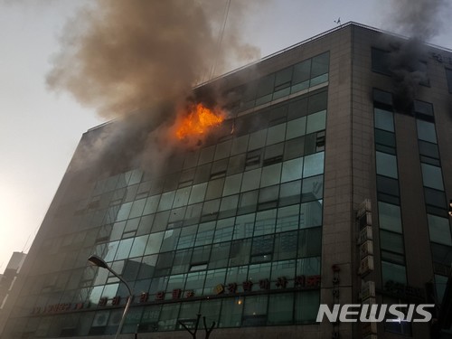 【고양=뉴시스】이경환 기자 = 12일 오후 3시57분께 경기 고양시 덕양구의 한 건물 7층에서 불이 나 소방당국이 진화 중이다. 2018.03.12.(사진=독자 제공) lkh@newsis.com