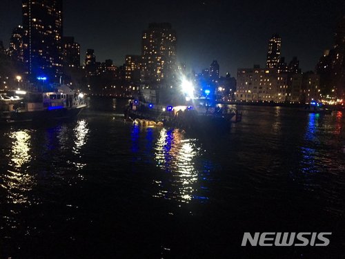 【뉴욕=AP/뉴시스】11일 밤(현지시간)헬리콥터 1대가 추락한 뉴욕시 이스트강의 추락 사고 현장 모습. 이 사고로 조종사 1명만 구조되고 탑승객 5명은 모두 사망했다. 2018.3.12