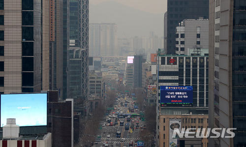 【서울=뉴시스】이영환 기자 = 수도권 등 서쪽지방 곳곳에서 미세먼지농도와 초미세먼지농도가 동시에 높게 나타나고 있는 12일 오전 서울 종로 일대가 흐릿하다. 2018.03.12. 20hwan@newsis.com