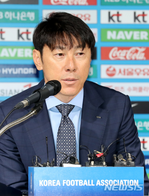 【서울=뉴시스】이영환 기자 = 대한민국 축구대표팀 신태용 감독이 12일 오전 서울 종로구 축구회관에서 2018 러시아 월드컵 대비 유럽 원정 선수단 명단 공개 관련 기자회견을 하고 있다. 2018.03.12. 20hwan@newsis.com