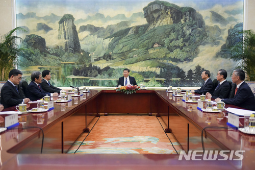 【베이징=AP/뉴시스】시진핑(習近平) 중국 국가 주석(가운데)이 12일 베이징을 방문한 정의용 청와대 국가안보실장(왼쪽) 등과 만나 최근 대북 대화 국면에 대해 논의하고 있다.  2018.3.12