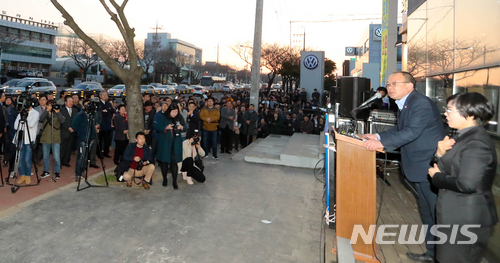 【제주=뉴시스】우장호 기자 = 강기탁(51·더불어민주당) 인권변호사가 12일 제주시 연삼로에 위치한 자신의 선거사무실 앞에서 오는 6·13 지방선거 제주도지사 선거 출마를 선언하고 있다. 2018.03.12. woo1223@newsis.com