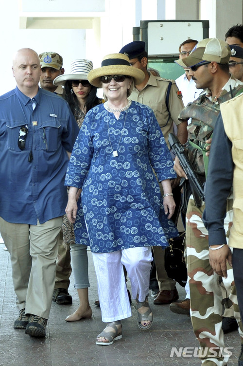 【조드푸르=AP/뉴시스】힐러리 클린턴 전 미국 국무장관(가운데)이 13일(현지시간) 인도 조드푸르 공항에 도착해 이동하고 있다. 2018.3.15.
