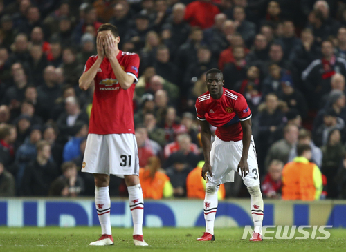 Manchester United&#039;s Nemanja Matic reacts after Sevilla scored their second goal of the game as he waits for the restart during the Champions League round of 16 second leg soccer match between Manchester United and Sevilla, at Old Trafford in Manchester, England, Tuesday, March 13, 2018. (AP Photo/Dave Thompson)