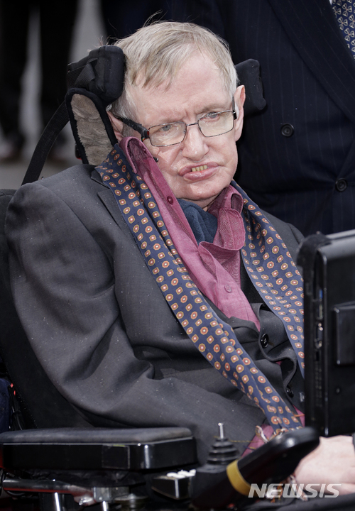 【 런던=AP/뉴시스】영국 출신의 세계적인 천체물리학자 스티븐 호킹 박사가 76세로 사망했다고 14일(현지시간) 가족들이 발표했다. 사진은 호킹 박사가 2015년 3월 30일 런던 로열 앨버트홀에서 열리는 인터스텔라 라이브쇼에 참석하던 당시의 모습. 2018.3.14 