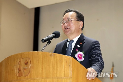 【서울=뉴시스】 김부겸 행정안전부 장관이 14일 오후 서울 송파구 서울시교통회관에서 열린 사랑실은 교통봉사대 창립32주년 기념식에서 축사를 하고 있다. 2018.03.14. (사진=행정안전부 제공) photo@newsis.com