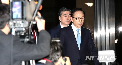 【서울=뉴시스】박주성 기자 = 뇌물수수와 직권남용, 대통령기록물관리법 위반, 횡령·배임 등의 혐의를 받고 있는 이명박 전 대통령이 15일 오전 피의자 조사를 마치고 서울 서초구 서울중앙지검을 나서고 있다. 2018.03.15. photo@newsis.com