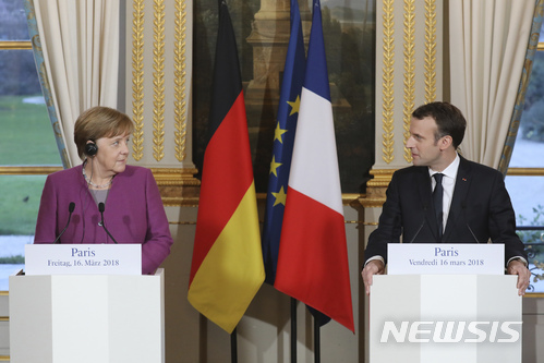 【파리=AP/뉴시스】앙겔라 메르켈 독일 총리(왼쪽)와 에마뉘엘 마크롱 프랑스 대통령이 16일(현지시간) 프랑스 파리 엘리제궁에서 정상회담 후 공동기자회견을 하고 있다.두 사람은 이날 회담에서 유럽연합(EU)의 미래를 위한 로드맵을 만드는데 합의했다. 2018.03.17.