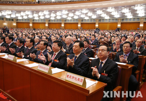 【베이징=신화/뉴시스】중국 베이징의 인민대회당에서 17일 제13기 중국 전국인민대표대회(전인대) 1차 전체회의가 열리고 있다. 전인대는 이날 참석한 2970명 전원의 만장일치로 시진핑(習近平)을 중국 국가주석으로 재선출하는 한편 지난 13일 상정된 국무원 개편안을 통과시켰다. 2018.3.17