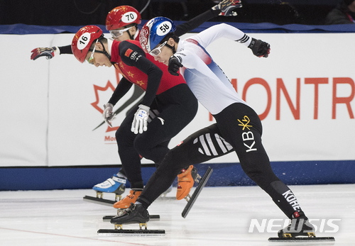 【몬트리올=AP/뉴시스】 황대헌이 18일(한국시간) 캐나다 몬트리올에서 열린 2018 국제빙상경기연맹(ISU) 세계쇼트트랙선수권대회 남자 500m 결승에서 날을 들이밀어 간발의 차이로 우승하고 있다. 