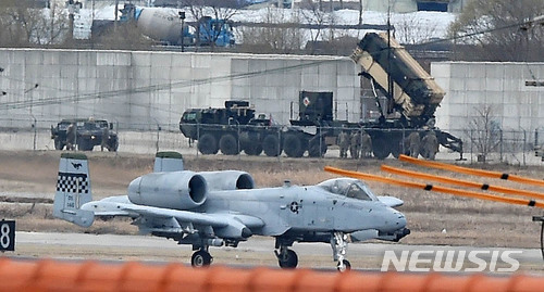 【평택=뉴시스】이정선 기자 = 지난해 3월20일 오후 경기 평택 주한미군 오산공군기지 활주로에서 A-10전투기가 착륙하고 있다. 2018.03.20. ppljs@newsis.com