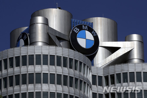 【뮌헨(독일)=AP/뉴시스】2017년 5월10일 독일 뮌헨의 BMW사 본사에 이 회사 로고가 보인다. 독일 검찰은 20일(현지시간) 배기가스 검출 결과를 조작하는 불법 소프트웨어를 장착한 혐의 조사와 관련해 BMW 본사에 대한 압수수색을 실시했다. 2018.3.21