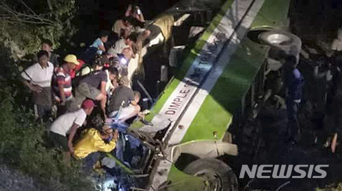 【사블라얀(필리핀)=AP/뉴시스】필리핀 구조대원들이 20일 남부 민도로 옥시덴탈주 사블라얀에서 발생한 버스 추락 사고 현장에서 구조 작업을 펼치고 있다. 이날 밤 버스 1대가 협곡 아래로 추락해 최소 19명이 사망하고 여러명이 부상했다. 2018.3.21