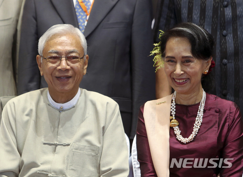 【네피도(미얀마)=AP/뉴시스】틴 초 미얀마 대통령(왼쪽)이 2017년 10월15일 미얀마 수도 네피도의 국제컨벤션센터에서 최고지도자인 아웅산 수지 국가자문역과 함께 기념사진을 촬영하고 있다. 틴초 대통령은 21일 돌연 사임을 발표했다. 2018.3.21