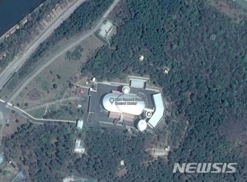 【서울=뉴시스】미국의 북한전문매체 NK뉴스는 지난 20일 "평양에 있는 북한 위성관제소 근처에서 주요 건설 프로젝트가 진행 중"이라며 "3월 위성 사진에서 확인했다"고 보도했다. NK뉴스가 이날 공개한 사진을 보면 지난해 4월23일 구글어스에서는 보이지 않던 건물이 올해 3월16일 플래닛 랩스(Planet Labs) 위성사진에는 확인된다. 사진은 북한 위성관제소를 찍은 구글 맵스의 위성사진으로 건설 중인 건물은 나타나지 않고 있다. NK뉴스가 지난 20일 공개한 사진에는 관제소 서쪽으로 새로운 건물이 건설되는 장면을 확인할 수 있다. 2018.03.22. (사진=구글 맵스 캡쳐)photo@newsis.com