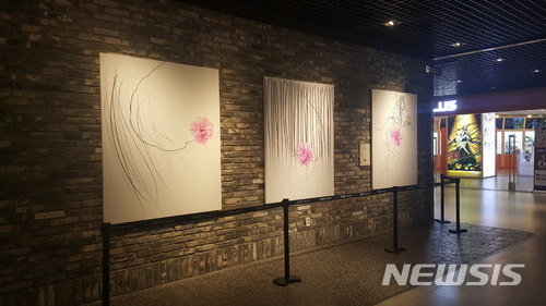 【서울=뉴시스】 박훈성 작가의 작품이 전시된 딜라이트아트월