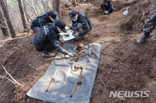 【순창=뉴시스】윤난슬 기자 = 육군35사단 임실·순창대대가 국방부 유해발굴감식단과 함께 23일 전북 순창군 쌍치면 일대에서 6·25전사자로 추정되는 유해 1구를 발굴하고 있다. 2018.03.23.(사진=육군35사단 제공) photo@newsis.com