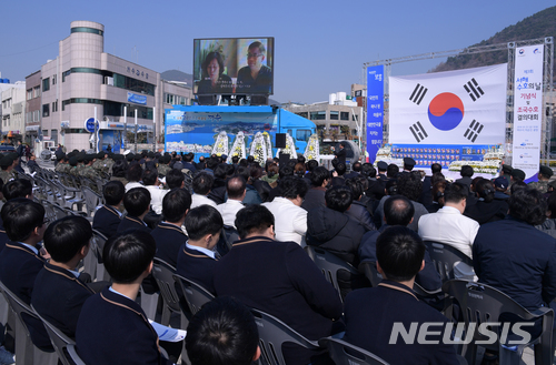 【여수=뉴시스】김석훈 기자 = 23일 오전 전남 여수시 중앙동 이순신광장에서 '서해수호의날 기념 및 조국수호 결의대회'가 서해수호의날기념 여수시민위원회(위원장 고효주), 여수시 보훈안보단체협의회, 대한민국월남전참전자회 전남도지부 회원 등 300여 명이 참석한 가운데 열리고 있다. 2018.03.23. (사진=여수시청 제공) kim@newsis.com