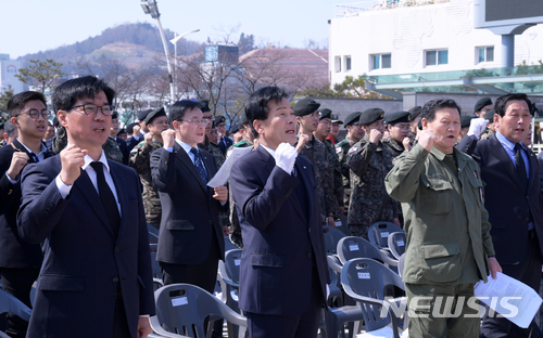 【여수=뉴시스】김석훈 기자 = 23일 오전 전남 여수시 중앙동 이순신광장에서 '서해수호의날 기념 및 조국수호 결의대회'가 열린 가운데 주철현 여수시장, 서해수호의날기념 여수시민위원회 고효주 위원장 등 참석자들이 조국수호를 다짐하는 구호를 외치고 있다. 2018.03.23. (사진=여수시청 제공) kim@newsis.com