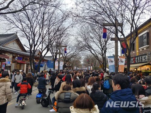 【전주=뉴시스】김민수 기자 = 전북 전주시는 올해 하반기부터 전주한옥마을 내 전동이동장치의 운행을 제한하고 특히 16세 미만 청소년의 운행을 전면 금지할 예정이다. (사진은 전주한옥마을= 전주시 제공) photo@newsis.com 