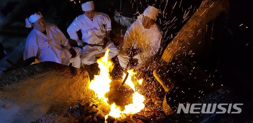 【함양=뉴시스】정경규 기자 = 경남도 무형문화재 제44호로 지정된 함양방짜유기 제조 시연회가 23일 경남 함양군 서하면 꽃부리장터에 위치한 함양유기촌에서 2시간 동안 진행됐다.2018.03.23.(사진=함양군 제공) photo@newsis.com