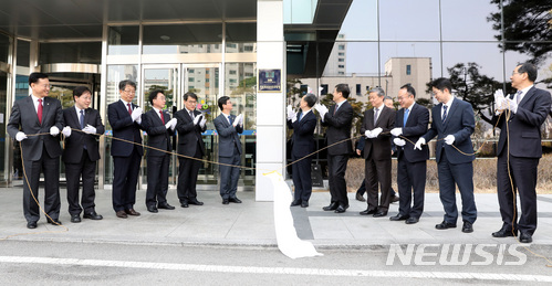 【서울=뉴시스】전진환 기자 = 건설범죄중점 검찰청 현판식이 열린 23일 오후 서울 도봉구 서울북부지방검찰청에서 참석자들이 현판을 제막하고 있다. 윤승진(왼쪽부터) 서울북부변호사회장, 김세용 서울주택도시공사 사장, 박상우 한국토지주택공사 사장, 김준기 서울시 행정2부시장, 노태악 서울북부지법원장, 손병석 국토교통부 1차관, 봉욱 대검찰청 차장, 안상돈 서울북부지방검찰청 검사장, 박성진 서울북부지방검찰청 차장검사, 이정환 대검찰청 형사1과장, 이동수 서울북부지방검찰청 형사 6부장, 김성수 서울북부지방검찰청 사무국장. 2018.03.23. amin2@newsis.com