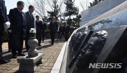 【평택=뉴시스】이정선 기자 = 홍준표 자유한국당 대표와 김무성 의원이 23일 오후 경기 평택 해군 제2함대 제2연평해전 전적비를 찾아 해전 영웅들의 부조를 살펴보고 있다. 2018.03.23.  ppljs@newsis.com