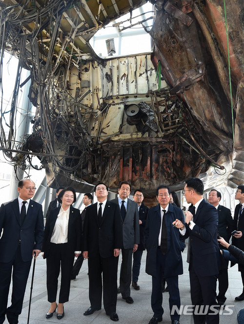 【평택=뉴시스】이정선 기자 = 홍준표 자유한국당 대표와 김무성 의원이 23일 오후 경기 평택 해군 제2함대 천안함 전시관에서 천안함을 살펴보고 있다. 2018.03.23.  ppljs@newsis.com