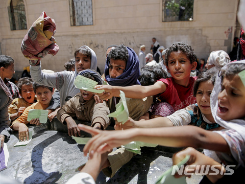 【사나=AP/뉴시스】 지난 해 예멘의 수도에서 자선기관들이 나눠주는 음식 을 받기 위해 몰려든 사람들. 국제 인권단체 휴먼 라이츠 워치는 예멘 난민 수용소에 있는 여성과 어린 남자어린이들이 보안군의 학대와 성폭행을 당하고 있다고 17일(현지시간) 보고했다. 2018.04.18    