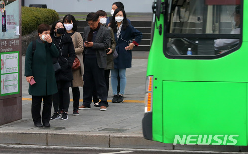 【서울=뉴시스】배훈식 기자 = 주말에 이어 서울 등 수도권 대부분 지역에서 미세먼지 농도가 '나쁨' 수준을 나타낸 26일 오전 서울 종로구 세종대로에서 마스크를 한 시민들이 출근길 버스를 기다리고 있다. 2018.03.26. dahora83@newsis.com