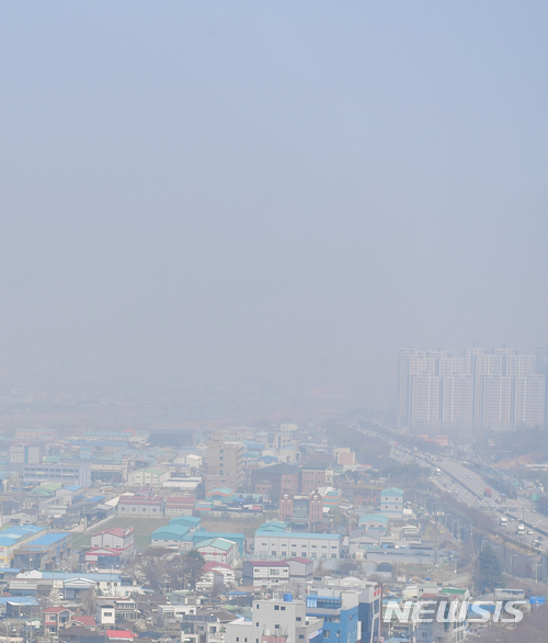 【광주=뉴시스】류형근 기자 = 26일 오전 광주지역에 가득한 안개와 미세먼지로 인해 도심이 뿌옇게 흐려 있다. 2018.03.26. hgryu77@newsis.com