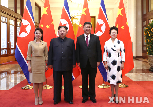 【베이징=신화/뉴시스】김정은 북한 노동당 위원장(왼쪽에서 두번째)과 부인 리설주(맨 왼쪽), 시진핑 중국 국가주석과 부인 펑리위안 여사가 베이징 인민대회당에서 만나 기념촬영을 하고 있다. 김 위원장은 시 주석의 초청으로 25~28일 중국을 방문했다. 신화통신은 28일 김 위원장 부부의 중국 방문을 공식 보도하면서 이 사진을 공개했다. 2018.3.28.