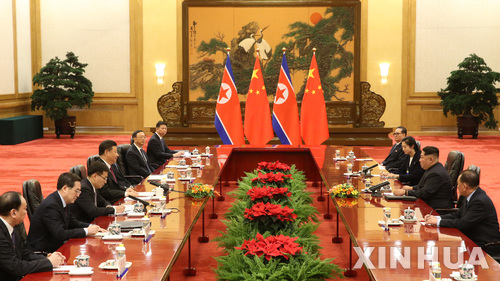 【베이징=신화/뉴시스】시진핑 중국 국가주석(왼쪽 가운데)과 김정은 북한 노동당 위원장(오른쪽 가운데)이 베이징 인민대회당에서 정상회담을 갖고 있다. 김 위원장은 시 주석의 초청으로 25~28일 중국을 비공식 방문했다. 신화통신은 28일 김 위원장의 중국 방문을 공식보도하면서, 이 사진을 공개했다. 2018.3.28.