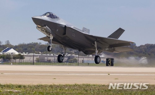 【서울=뉴시스】 대한민국의 F-35A 1호기 출고행사가 28일(현지시각) 미국 텍사스주 포트워스에 소재한 록히드마틴 최종 조립공장에서 열렸다. F-35A 전투기는 우리나라 최초로 적의 레이더에 포착되지 않는 스텔스 능력을 보유하고 있다. 이날 출고된 F-35A 전투기와 ‘18년에 생산되는 전투기는 국내에서의 원활한 운영을 위해 미국 현지(애리조나주 Luke 기지)에 파견중인 한국군 조종사 및 정비사 교육훈련을 위해 사용된다. 이후 2019년 전반기부터 순차적으로 국내로 도입되어 2021년까지 배치 완료될 예정이다. 사진은 F-35A 1호기가 시험비행을 위해 이륙중인 모습. 2018.03.29. (사진=방위사업청 제공) photo@newsis.com