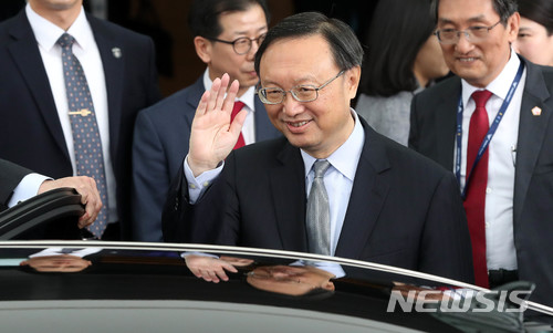 【인천공항=뉴시스】 추상철 기자 = 시진핑 주석의 특별대표 자격으로 방한한 양제츠 중국 정치국위원이 29일 오전 인천공항을 통해 입국하고 있다. 2018.03.29.  scchoo@newsis.com 