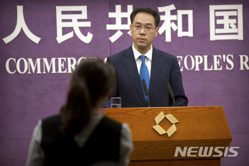 【베이징=AP/뉴시스】가오펑 중국 상무부 대변인이 29일 베이징에서 기자회견을 갖고 있다. 이날 그는 미국의 중국 관세부과를 비판하면서 보복을 경고했다. 2018.03.29 