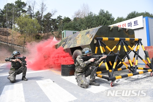 【서울=뉴시스】 최진석 기자 = 31일 경기 남양주 금곡과학화예비군훈련장에서 열린 ‘최정예 예비군 탑팀(Top-Team)’ 선발 경연대회에서 예비군들이 시가지전투를 펼치고 있다. 2018.03.31. (사진=육군 제공) photo@newsis.com 