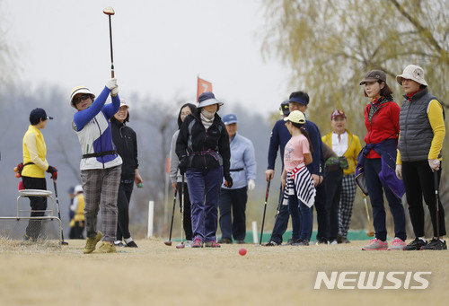 【서울=뉴시스】최동준 기자 = 1일 서울 마포구 노을공원 내 파크골프장을 찾은 어르신들이 파크골프를 즐기고 있다. 파크골프란 '파크'(Park)와 '골프'(Golf)의 합성어로 공원 같은 소규모 녹지 공간에서 남녀노소 즐길 수 있는 스포츠다. 일반 골프와 규칙은 같지만 골프채와 공이 다르다. 2018.04.01.  photocdj@newsis.com