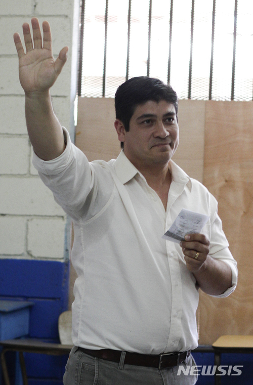 【AP/뉴시스】 코스타리카 대통령선거의 결선투표에 나선 동성 결혼 지지 여당후보 카를로스 알바라도가 1일 투표장 앞에서 손을 흔들어보이고 있다.    