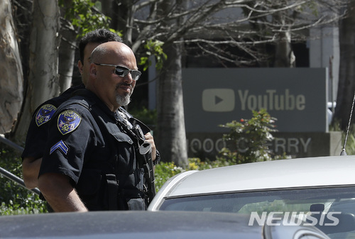 【샌브루노=AP/뉴시스】 3일(현지시간) 미국 캘리포니아 주 샌브루노에 있는 유튜브 본사 앞에 경찰들이 서 있다. 이날 유튜브 본사 사무실에서 무차별 총격사건이 발생해 3명이 다치고 용의자 1명이 사망했다. 2018.04.04.