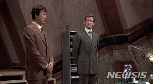 【서울=뉴시스】 오순택과 영국 배우 로저 무어, 영화 '007 황금총을 가진 사나이'(1974)