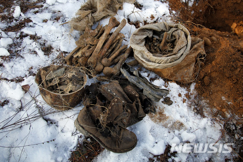 【구장군=AP/뉴시스】도널드 트럼프 미국 대통령이 오는 5월로 예정된 북미 정상회담을 한국전쟁 당시 실종된 미군 유해를 되찾는 기회로 활용해야 한다고 AP통신이 6일 보도했다. AP통신에 따르면 한국전쟁 당시 수습되지 못한 미군 유해는 약 7800구로 이중 5300구는 북한에 있는 것으로 추정된다. 사진은 2015년 12월 3일 북한 구장군에서 발굴된 미군 유해 추정 유골과 군화 등. 2018.04.06 