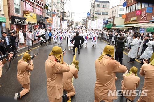 【울산=뉴시스】배병수 기자 = 6일 울산시 중구 병영사거리 일원에서 울산광역시중구문화원(원장 박문태) 주관으로 열린 제99주년제 울산 병영 3.1독립만세운동 재현행사에서 시민들이 일제의 무차별 총탄에도 아랑곳하지 않고 대한독립만세를 외치고 있다. 2018.04.06. bbs@newsis.com.