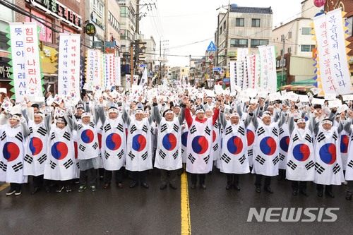 【울산=뉴시스】배병수 기자 = 6일 울산시 중구 병영사거리 일원에서 울산광역시중구문화원(원장 박문태) 주관으로 열린 제99주년 울산 병영 3.1독립만세운동 재현행사에서 참가들이 대한 독립만세를 외치고 있다. 2018.04.06. bbs@newsis.com.