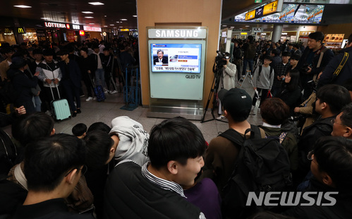 【서울=뉴시스】이영환 기자 = 박근혜 전 대통령의 국정농단 사건 1심 선고 공판이 진행중인 6일 오후 서울 용산구 서울역 대합실에서 학생들이 중계를 시청하고 있다. 2018.04.06. 20hwan@newsis.com