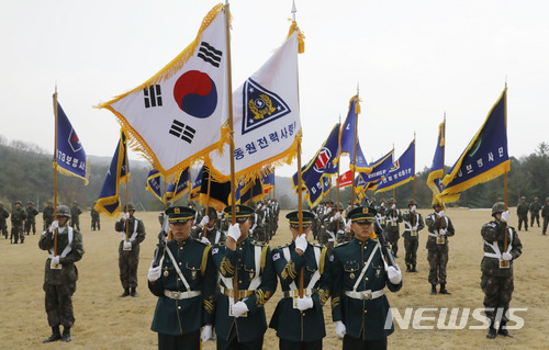 【용인=뉴시스】최동준 기자 = 6일 경기 용인시 3군사령부에서 열린 '육군 동원전력사령부 창설식'에서 부대기가 바람에 펄럭이고 있다. 2018.04.06. photocdj@newsis.com