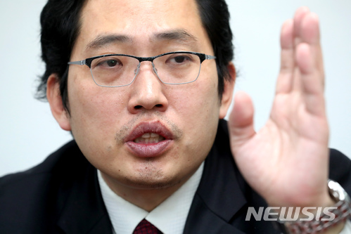 【서울=뉴시스】박진희 기자 = 대한의사협회 제40대 회장으로 선출된 최대집 당선인이 지난 5일 서울 용산구 대한의사협회에서 문재인 케어에 대해 의협이 정부에 요구하는 두 가지 원칙을 밝히고 있다. 2018.04.07.pak7130@newsis.com