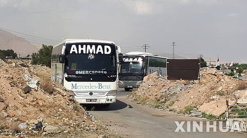석방된 시리아 민간인 인질 수송버스,  다마스쿠스 첫 도착 